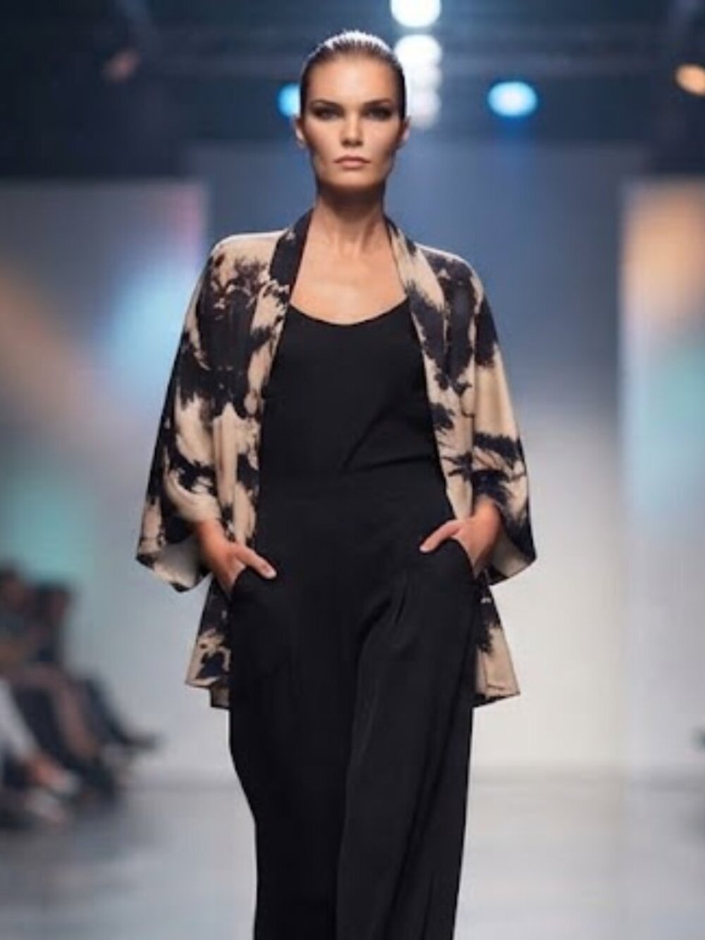 Thanx Abstract Black and Tan Open-Front Kimono